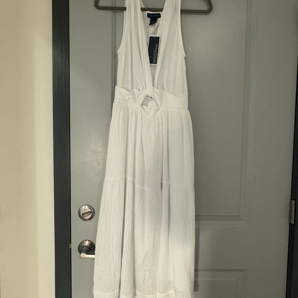 Elegant White Sleeveless Dress